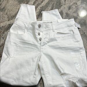 🤍NWT Maurices White Distressed Jeans🤍